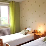 Holiday home Chez Mamie Avec Jardin Et Terrasse, Proche Vichy - Fr-1-489-332