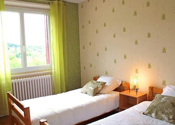 Дом отдыха Chez Mamie Avec Jardin Et Terrasse, Proche Vichy - Fr-1-489-332